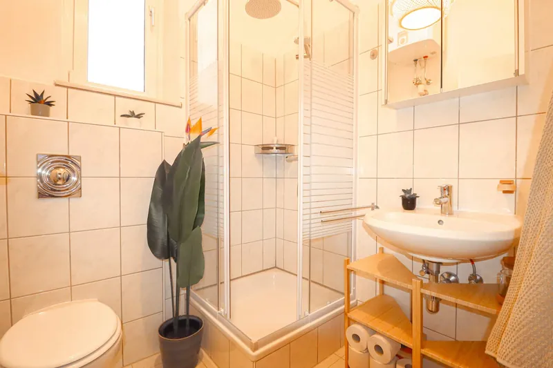 Badezimmer mit Dusche