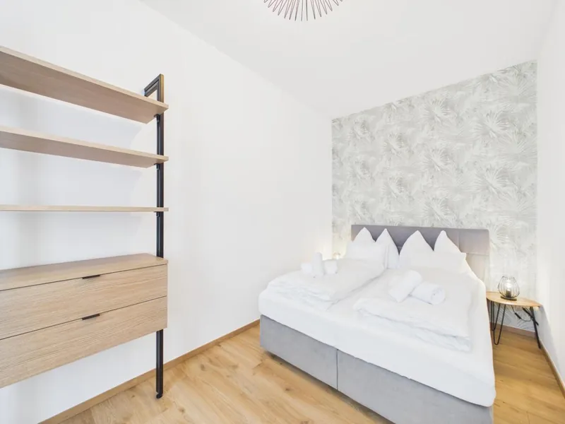Schlafzimmer mit Stauraum